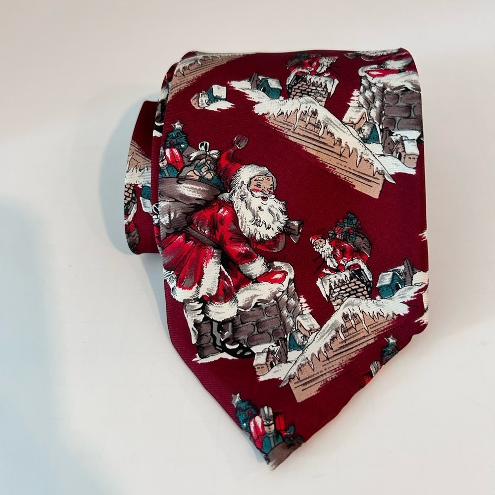 Viaggio Men’s Christmas/Holiday Tie W Santa Going Down The Chimney 100% Silk
